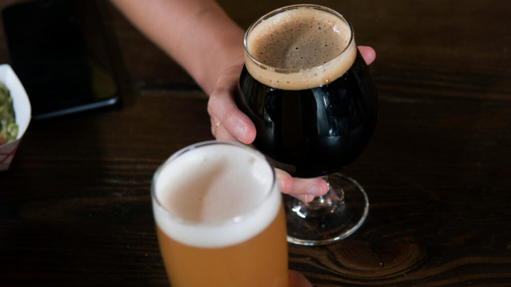 El error más común al servir cerveza y que arruina su sabor sin que lo notes