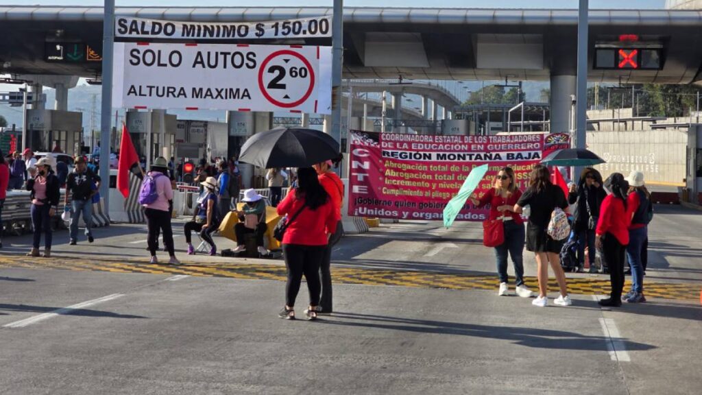 CNTE toma casetas de acceso a CDMX.