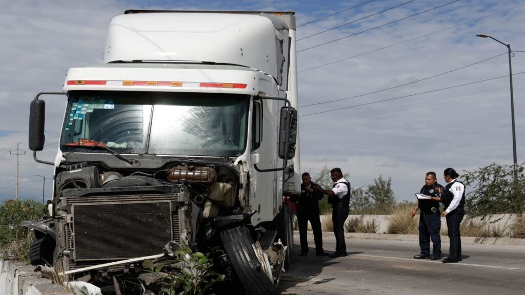 colapso-en-la-mexico-cuernavaca-por-fuerte-choque-de-traileres-ve-imagenes