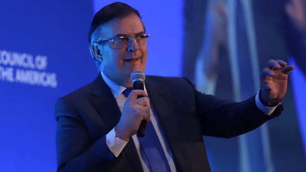 Ebrard rechaza baja a impuesto de remesas