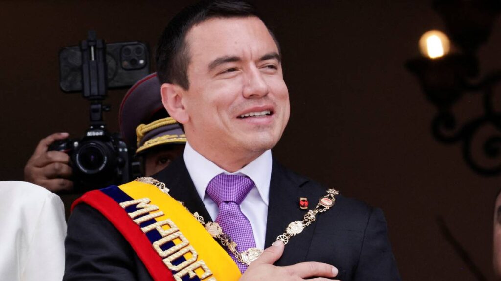 Daniel Noboa jura un segundo mandato en Ecuador con promesa de lucha contra el narcotráfico