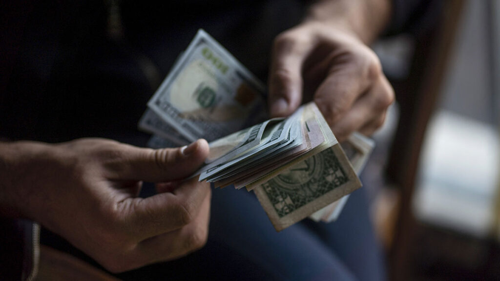 Precio del peso frente al dólar y otras monedas. Getty