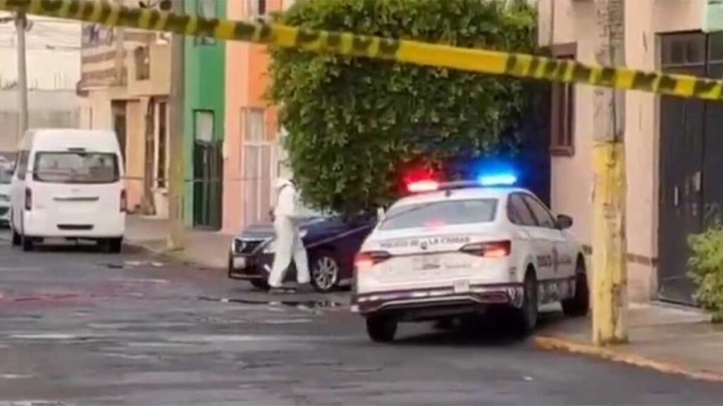 Autoridades en la zona del crimen.