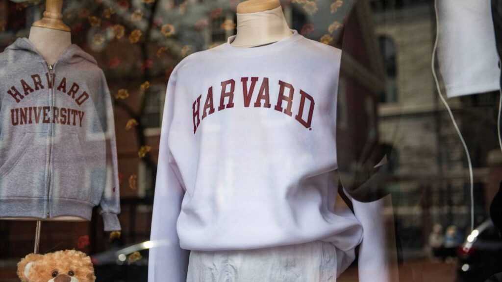 Trump prohíbe a Harvard inscribir estudiantes extranjeros