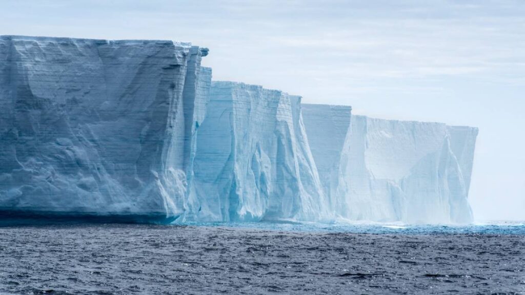 El iceberg más grande del mundo se está desintegrando junto a un refugio de pingüinos