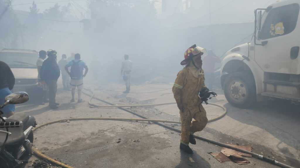 Incendio deja tres viviendas, una bodega y vehículos dañados en Chilpancingo
