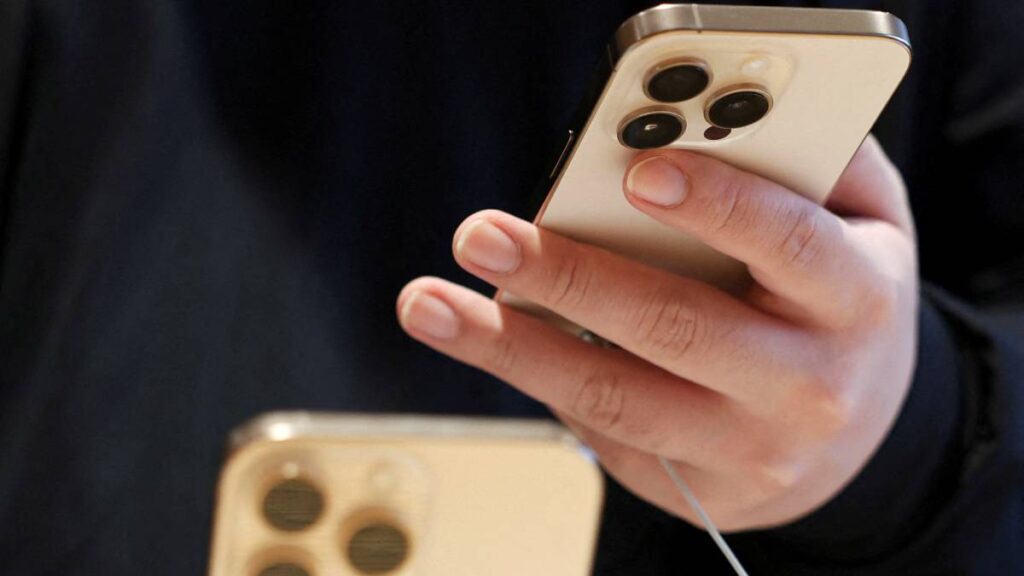 Trump amenaza a Apple con arancel de 25% si no traslada producción de iPhones a EE.UU.