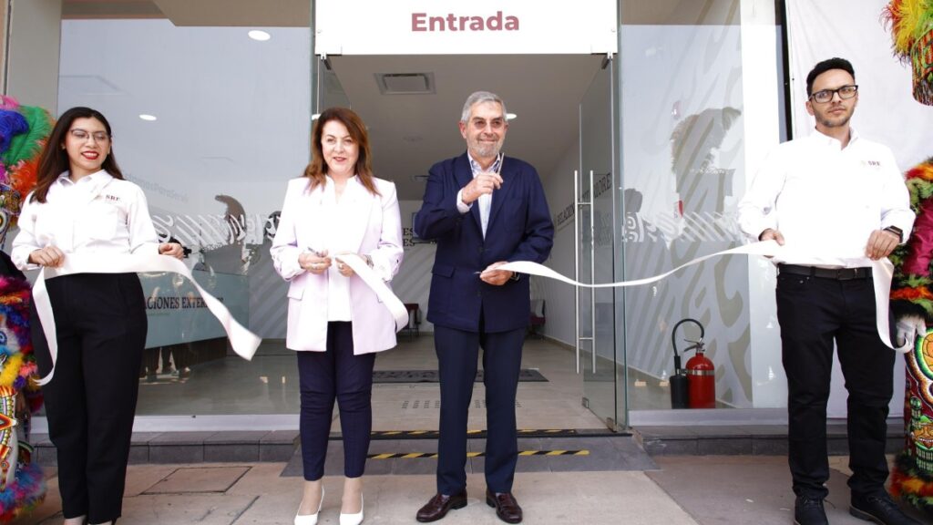 Juan Ramón de la Fuente inaugura nueva oficina de pasaportes en Morelos; sede atenderá 550 citas diarias