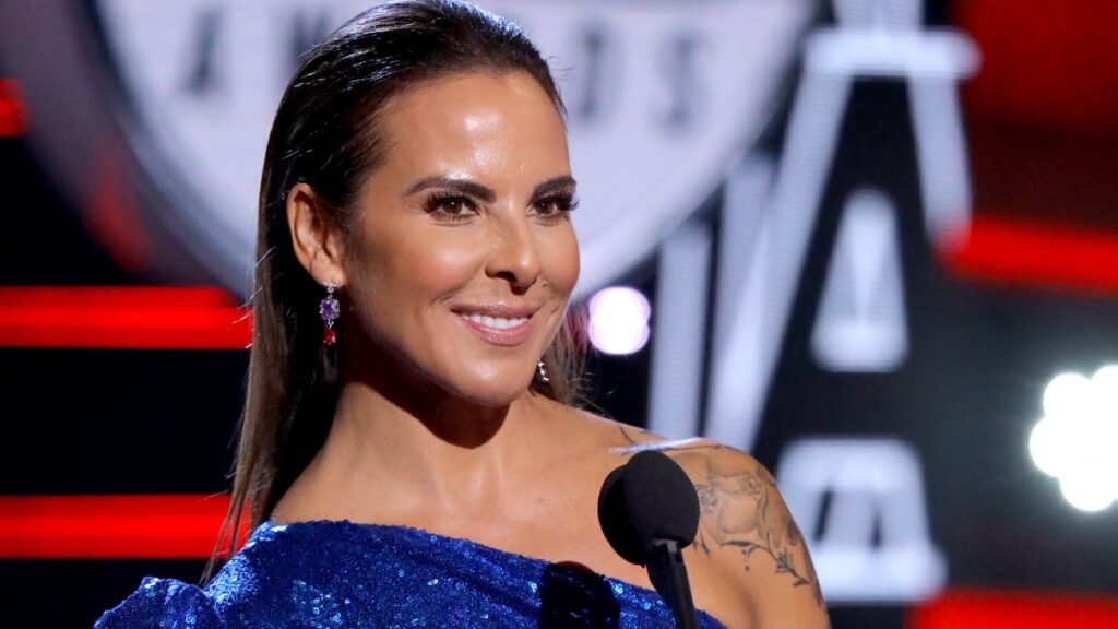 KAte del Castillo, actriz que dio vida a Teresa Mendoza en “La Reina del Sur”, se pronuncia sobre el debate en torno a los corridos tumbados y bélicos.
