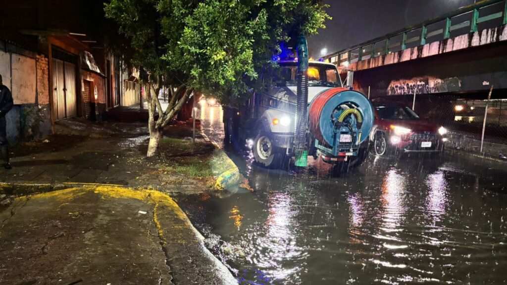 Lluvias dejan inundaciones en Ecatepec; Mexibús y transporte público suspendieron servicio