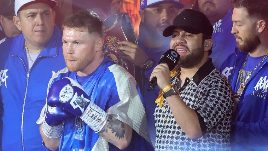 El cantante Luis R. Conriquez acompañó a Saúl “Canelo” Álvarez al cuadrilátero para su combate contra el cubano William Scull.