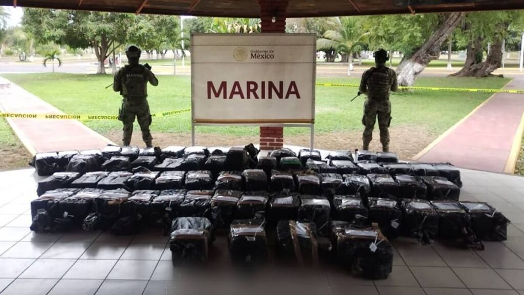 Marina asegura más de 1.2 toneladas de cocaína frente a Michoacán