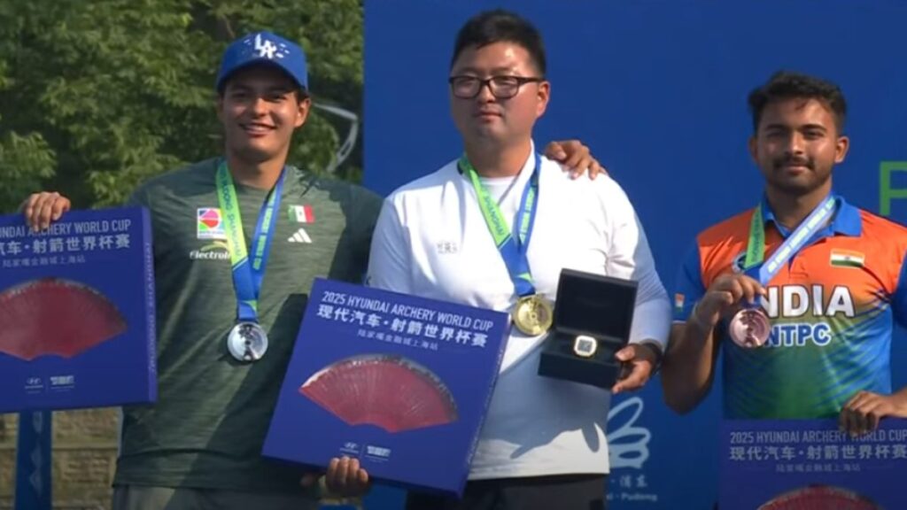 Matías Grande de cuelga la medalla de plata en la Copa del Mundo de Tiro con Arco