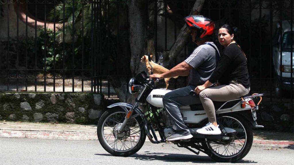 En Nuevo León ya esta prohibido que viajen 2 personas en moto.