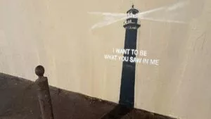 Nueva obra de Banksy aparece en la ciudad francesa de Marsella, con mensaje escrito