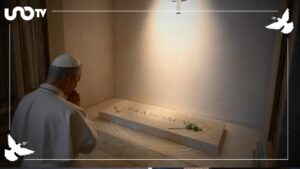 Papa León XIV ora en la tumba de Francisco durante emotiva visita