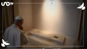 Papa León XIV ora en la tumba de Francisco durante emotiva visita