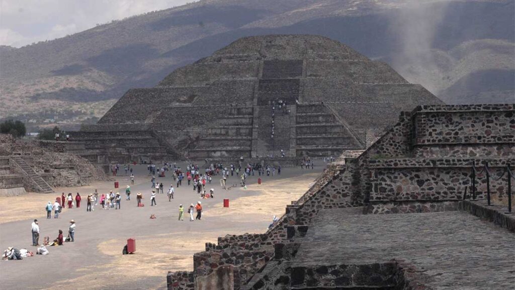 Visitantes ya pueden subir a la Pirámide de la luna.