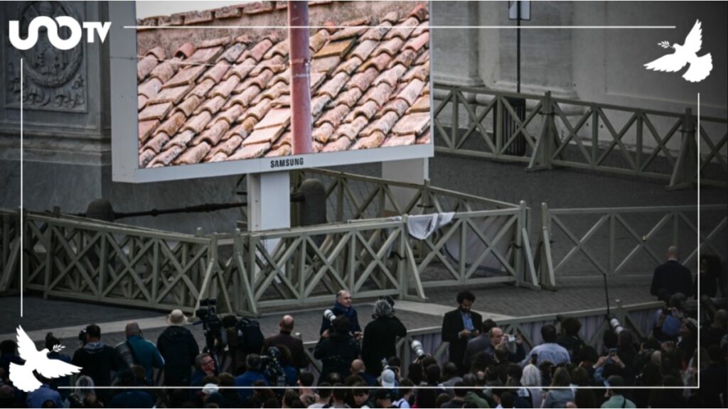 Fieles esperan el resultado de la primera votación del cónclave. AFP