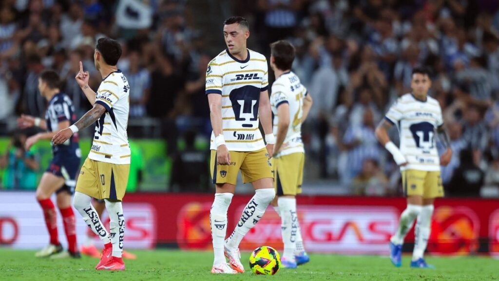 Jugadores de Pumas en lamento