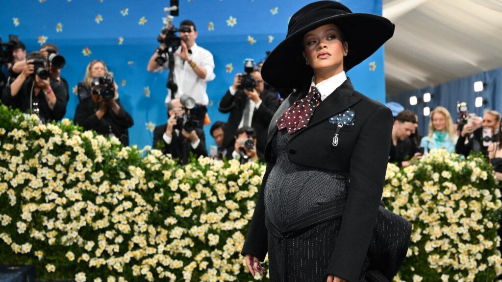 Rihanna revela su tercer embarazo en la MET Gala 2025