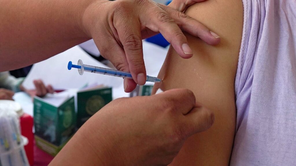 Autoridades estatales intensifican la vacunación y vigilancia epidemiológica en los municipios más afectados por el sarampión.