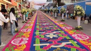 Tapetes adornan Hidalgo, las calles de Acaxochitlán sorprenden a turistas