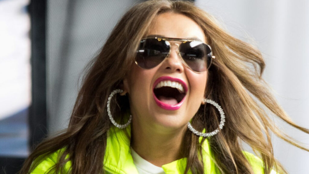 ¡Se cayó en pleno Times Square! Reportera tropieza al intentar entrevistar a Thalía; video