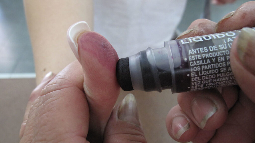 Conoce la historia de la tinta indeleble que se usa en las votaciones