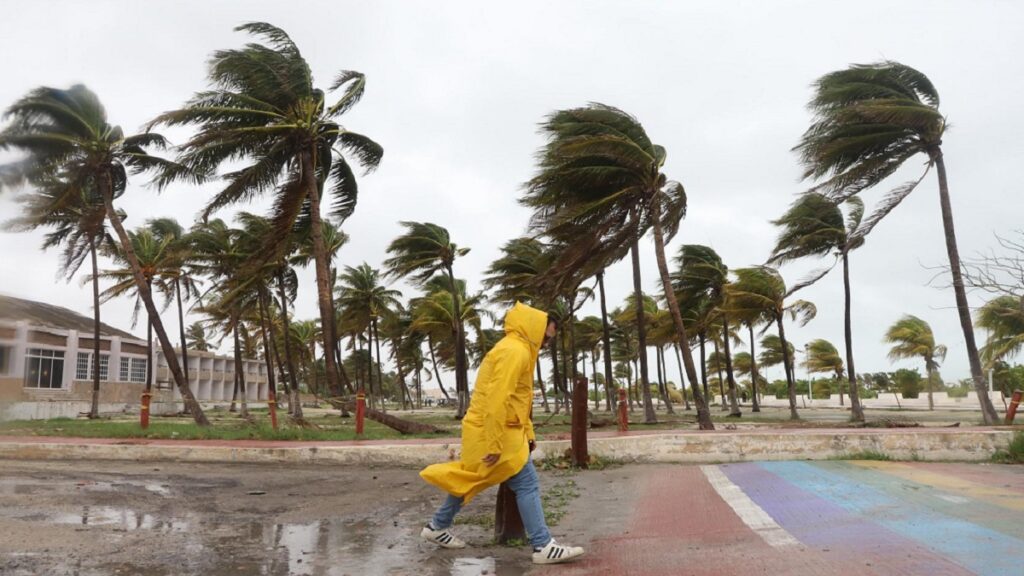 Se forma la tormenta tropical Alvin al sur de México; prevén lluvias intensas y oleaje elevado