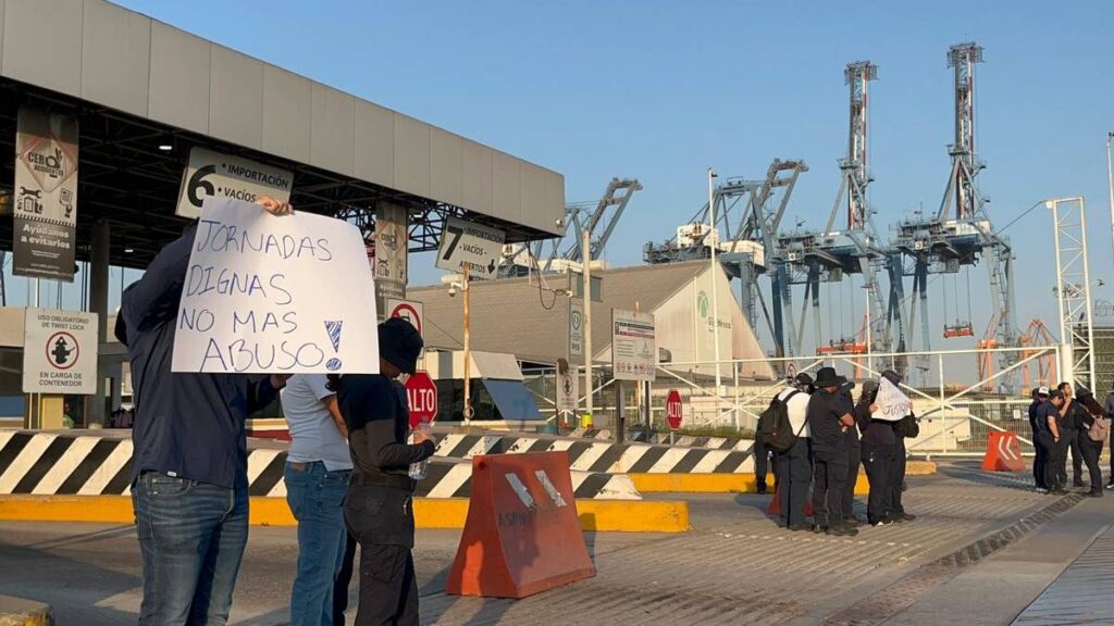 Trabajadores paran labores en Aduana de Manzanillo. Foto: Abraham Acosta