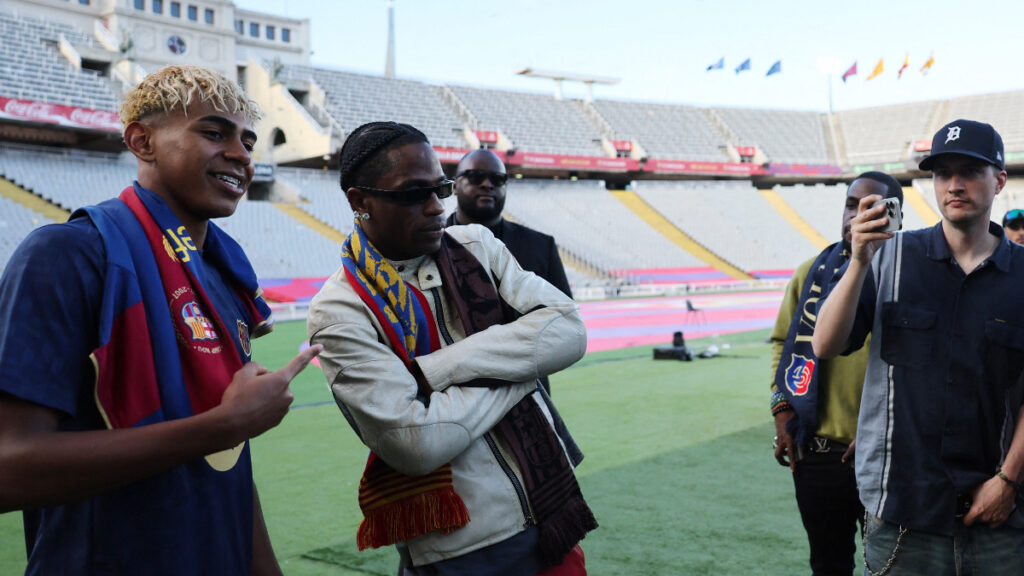 Travis Scott celebra el triunfo del Barcelona en el "clásico" con su camiseta edición limitada