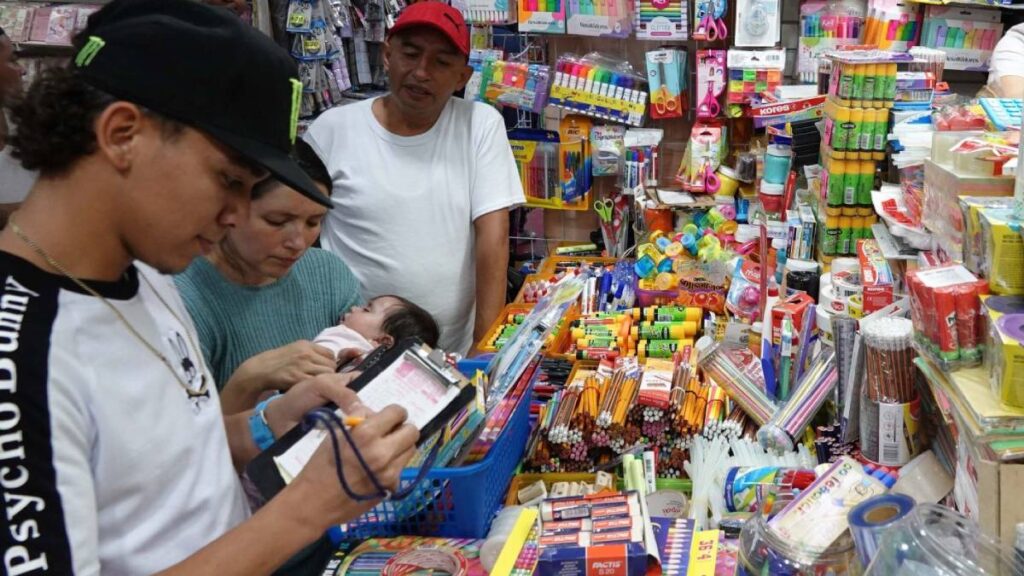 Hay útiles, uniformes y zapatos escolares gratis en Hidalgo.