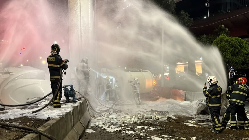 vuelca-pipa-en-periferico-y-lomas-de-chapultepec-cierran-carriles-centrales