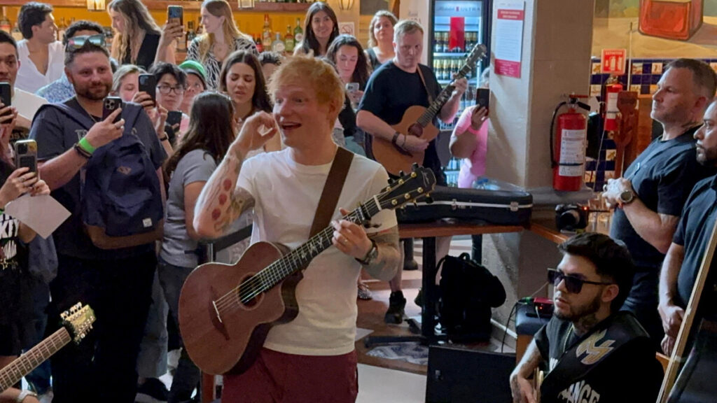 Ed Sheeran sorprende a fans y canta con banda en Garibaldi