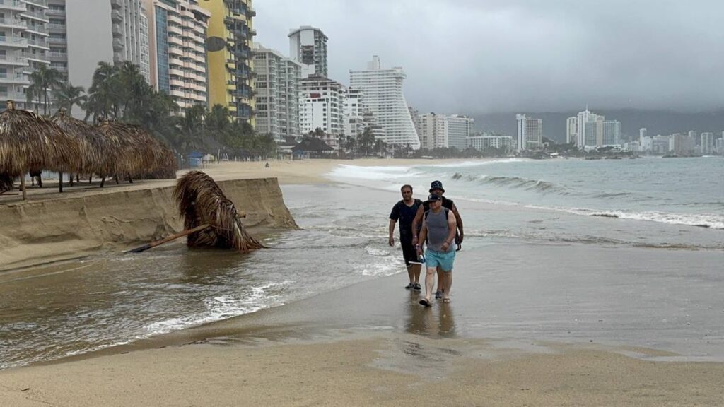 Deja Dalila inundaciones y hundimientos de embarcaciones y destrucción de restaurantes en Acapulco; lluvias continuarán este fin de semana