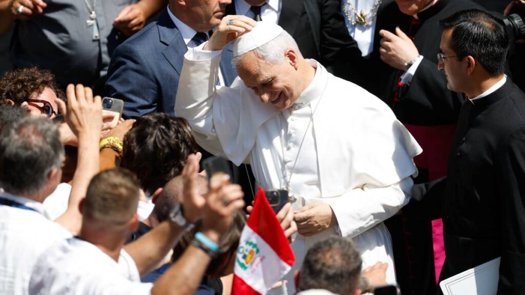 Hombre lanza objeto al Papa León XIV