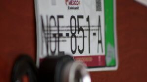 ¿Conviene dar de baja las placas si ya no uso el auto?