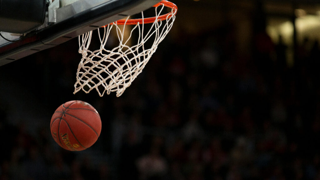 Zhang Ziyu, la basquetbolista china de 2.20 m que se hace viral por su altura