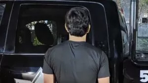 Detienen a joven en Monterrey con más de 24 mil pesos falsos… ¡por hacer del baño en la calle!