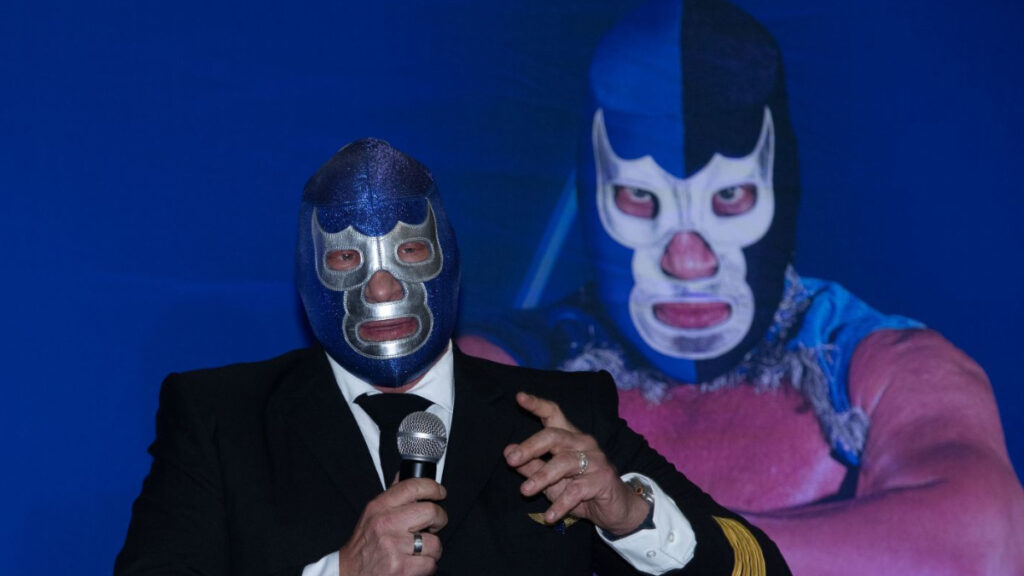 Blue Demon Jr. reacciona al error de Deyra Barrera en el Himno Nacional