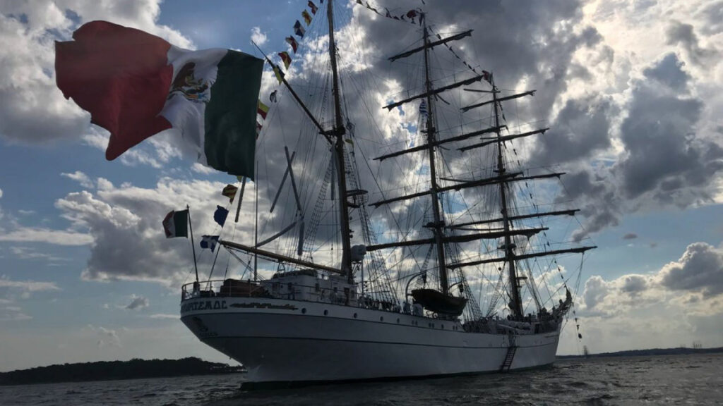 Armada de España rinde homenaje a cadetes del buque Cuauhtémoc