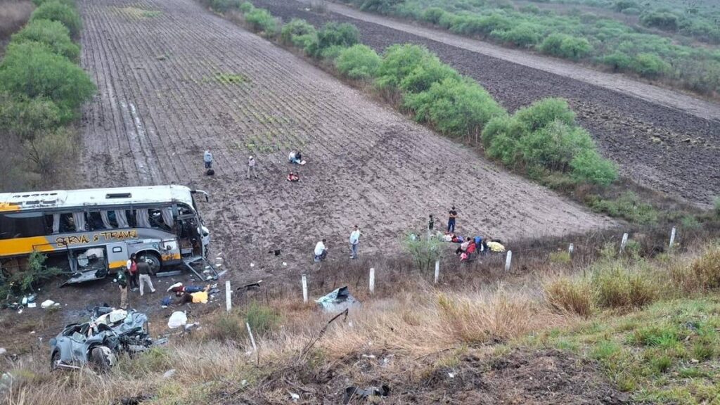 camion-de-pasajeros-vuelca-tras-chocar-con-auto-en-slp-hay-4-muertos-y-20-lesionados