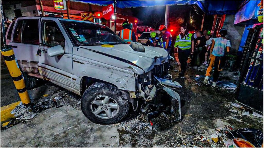 Camioneta se estrella contra negocio de comida en San Pedrito Peñuelas, Querétaro: al menos, 12 lesionados