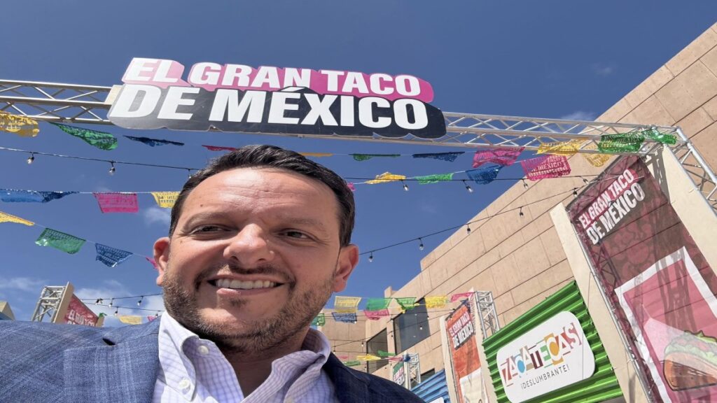En un movimiento que ha causado revuelo político y mediático, Carlos Torres, esposo de la gobernadora de Baja California, Marina del Pilar Ávila, anunció su salida de los proyectos sociales en los que colaboraba de forma honoraria. A través de un comunicado difundido en redes sociales, aseguró que su decisión responde a la necesidad de “priorizar a su familia” y mantener la calma en medio de un entorno “polarizado y de señalamientos infundados”. En sus palabras, Torres afirmó que se trata de una pausa voluntaria y expresó su confianza en el equipo que continuará con los programas en beneficio de miles de familias. También adelantó que se enfocará en nuevos proyectos personales y profesionales, sin precisar si regresará a la escena pública más adelante. ¿Le retiraron la visa a Carlos Torres? Aunque la renuncia fue presentada como una decisión personal, el contexto sugiere otro panorama. En semanas recientes, Carlos Torres ha estado en el centro de la polémica debido a la presunta suspensión de su visa estadounidense, situación que detonó especulaciones en redes sociales y medios nacionales. Aunque el gobierno de EE. UU. no ha ofrecido declaraciones oficiales, diversas fuentes apuntan a acusaciones de corrupción como posible causa de la medida. Su cercanía con Marina del Pilar ha intensificado el escrutinio público, especialmente porque su rol, aunque honorario, lo mantenía en un entorno de poder. La renuncia de Torres podría interpretarse como una forma de bajar el perfil público mientras se esclarecen los señalamientos. Por ahora, el excolaborador asegura que permanecerá disponible para su círculo cercano y que esta etapa cerrada podría abrir nuevas oportunidades más adelante.