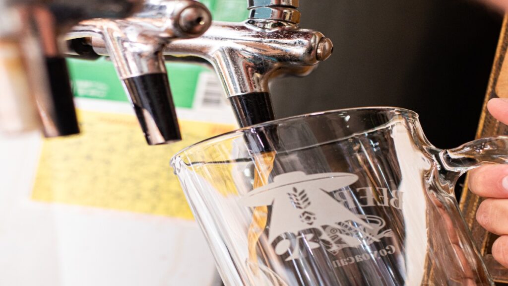 Vendedores rellenan botellas de cerveza con sobras en Feria de Acuña