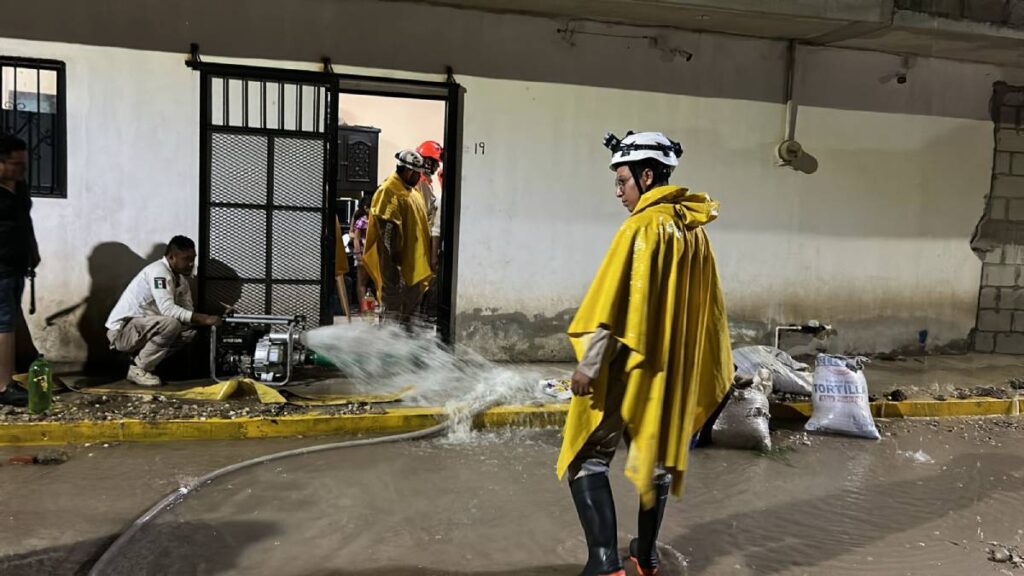 El agua de lluvia entro a las casas junto con lodo.