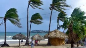 Cierran puertos, suspenden clases y cancelan vuelos por tormenta en Guerrero