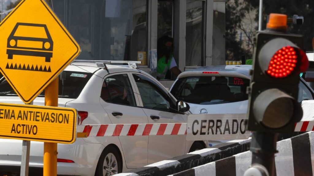 Ejidatarios cerraron caseta de Circuito Exterior Mexiquense.