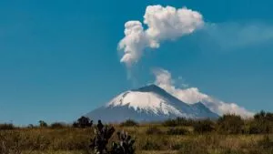 Impresionante postal del volcán Popocatépetl; captan este video durante la madrugada    